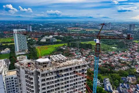 Pilot drone asing mengoperasikan drone di lokasi konstruksi Indonesia