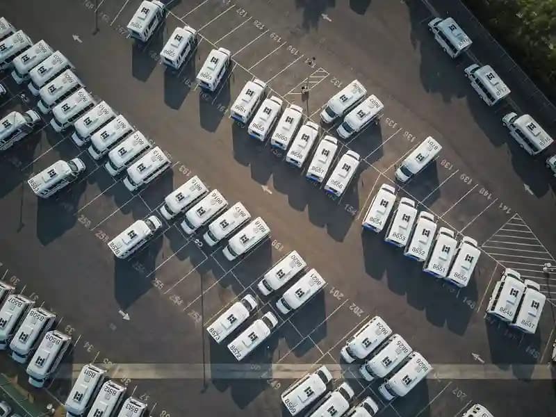 Armada drone siap lepas landas di area konstruksi perkotaan