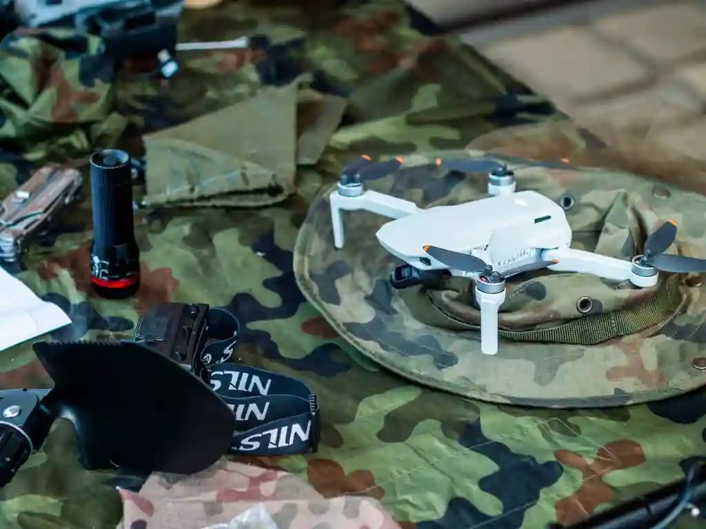 Drone enterprise dengan payload ganda disiapkan di atas meja lapangan dekat area berasap