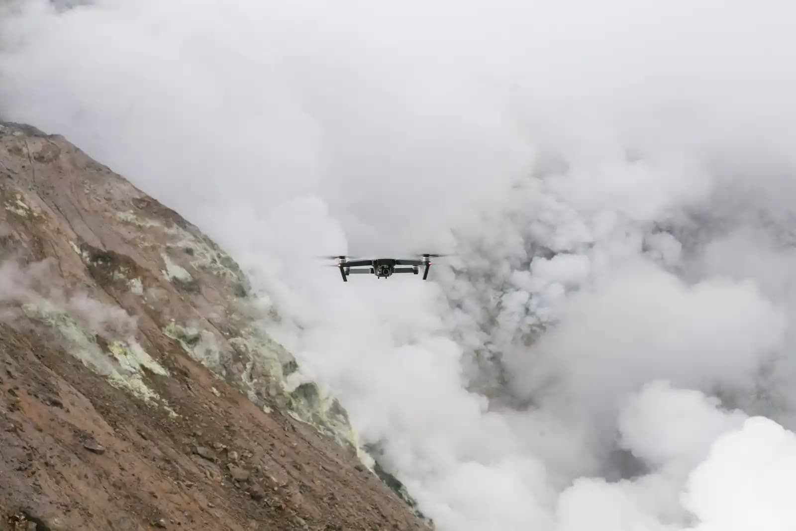 Drone samar terlihat di tengah kabut asap tebal berwarna oranye kecokelatan