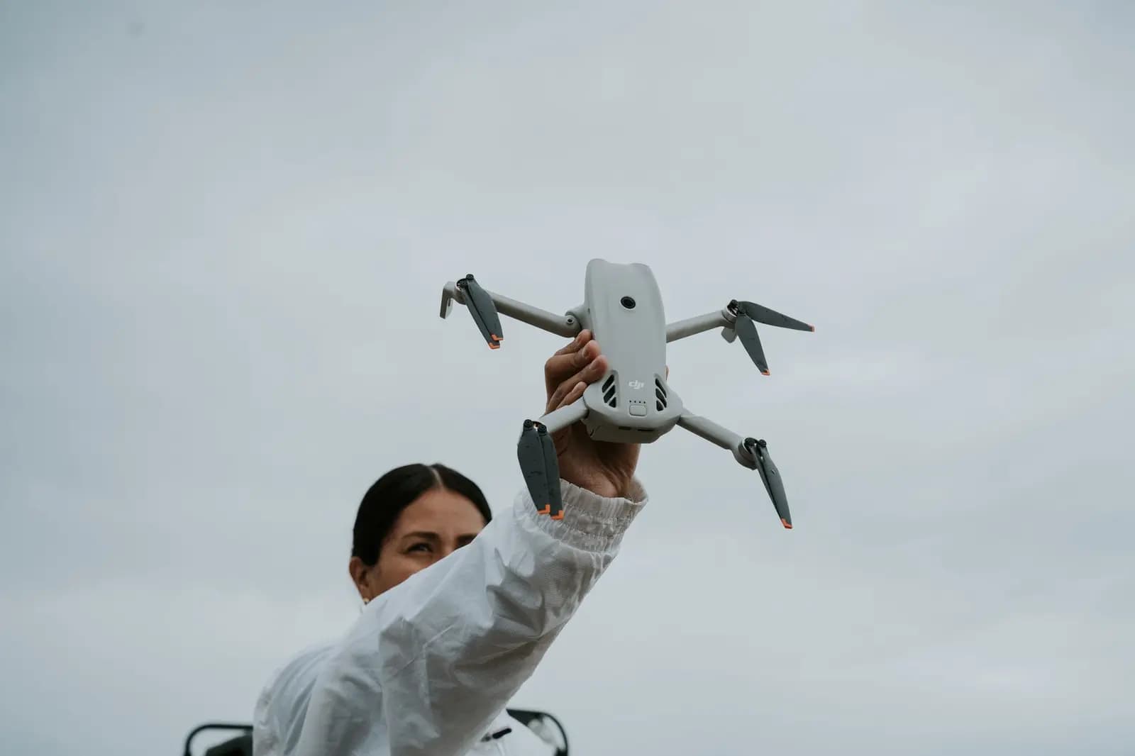 Layar peta titik panas satelit di samping tim yang menyiapkan drone patroli di lapangan