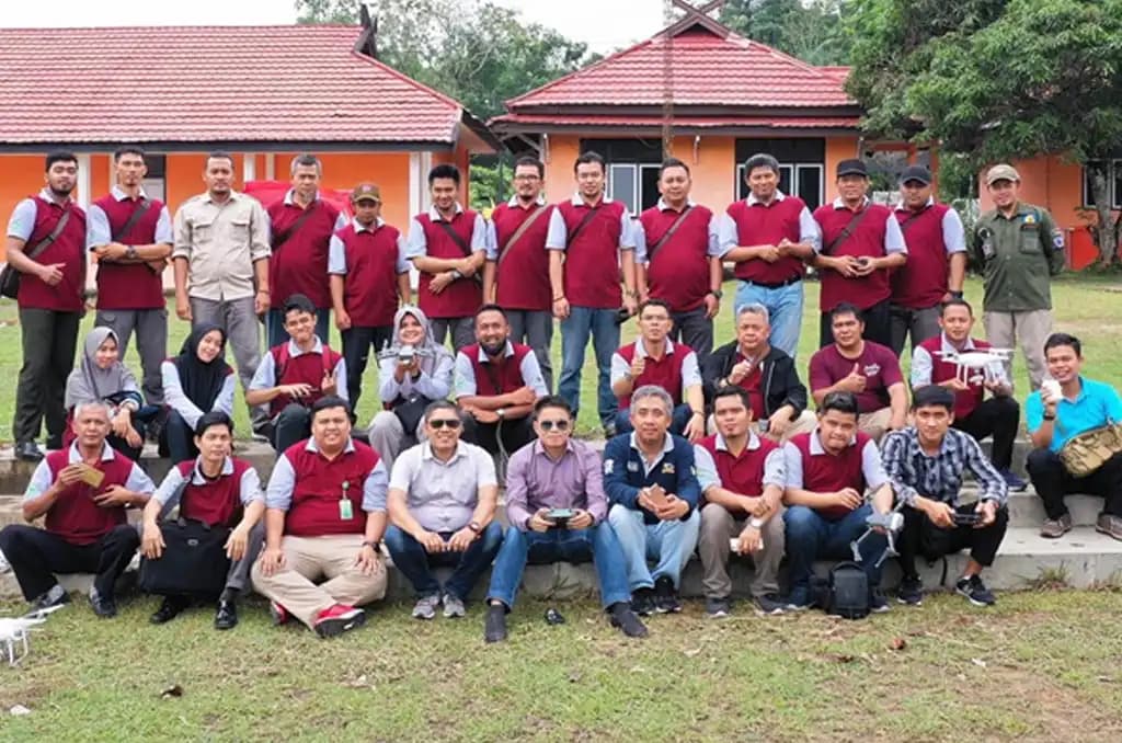 Peserta pelatihan drone di area kerja industri