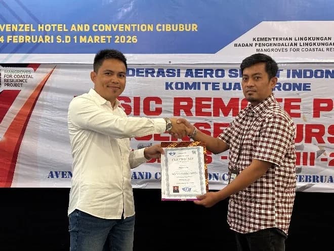 Momen penyerahan sertifikat remote pilot