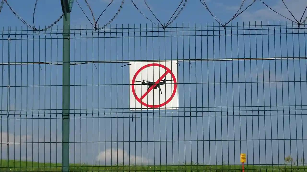 Drone DJI yang menampilkan peringatan zona terlarang di layar kontrol