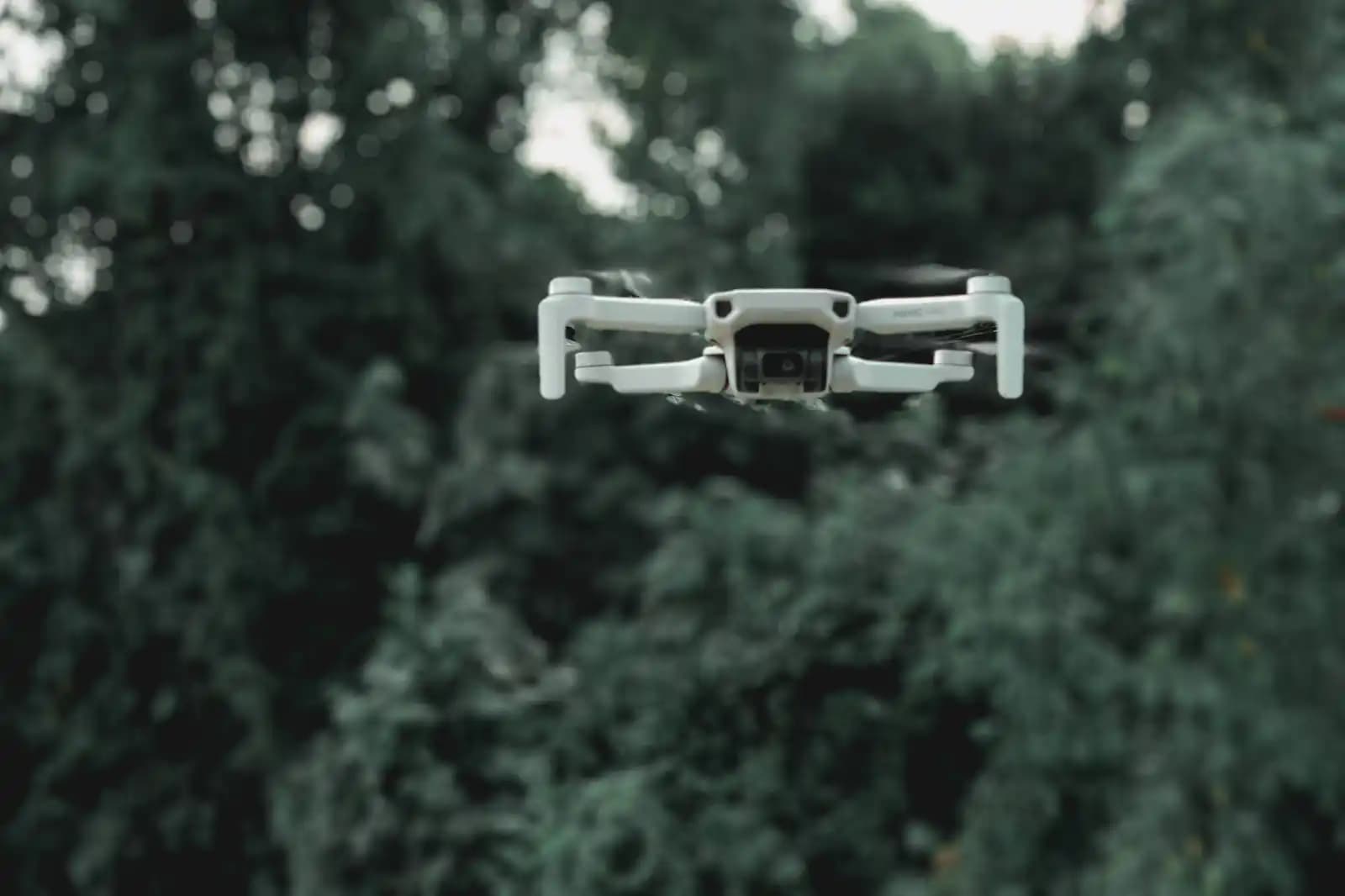 Drone pengawas terbang di atas hutan lebat untuk memantau aktivitas perburuan liar.