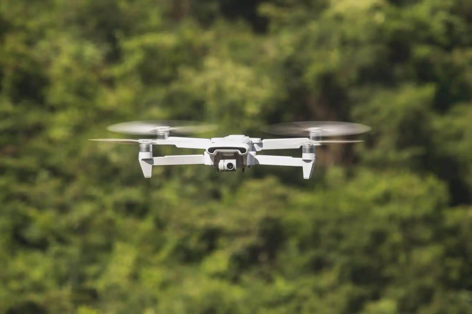 Drone terbang di atas lahan gambut yang berasap, memantau kondisi