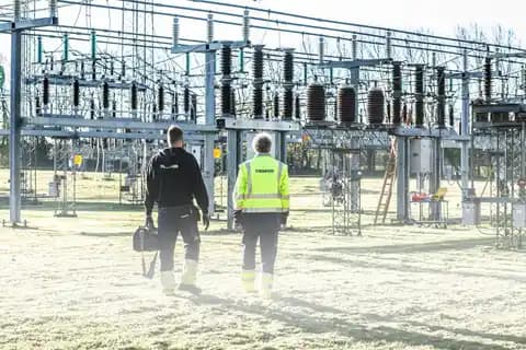 Drone thermal sedang menginspeksi jalur transmisi listrik tegangan tinggi