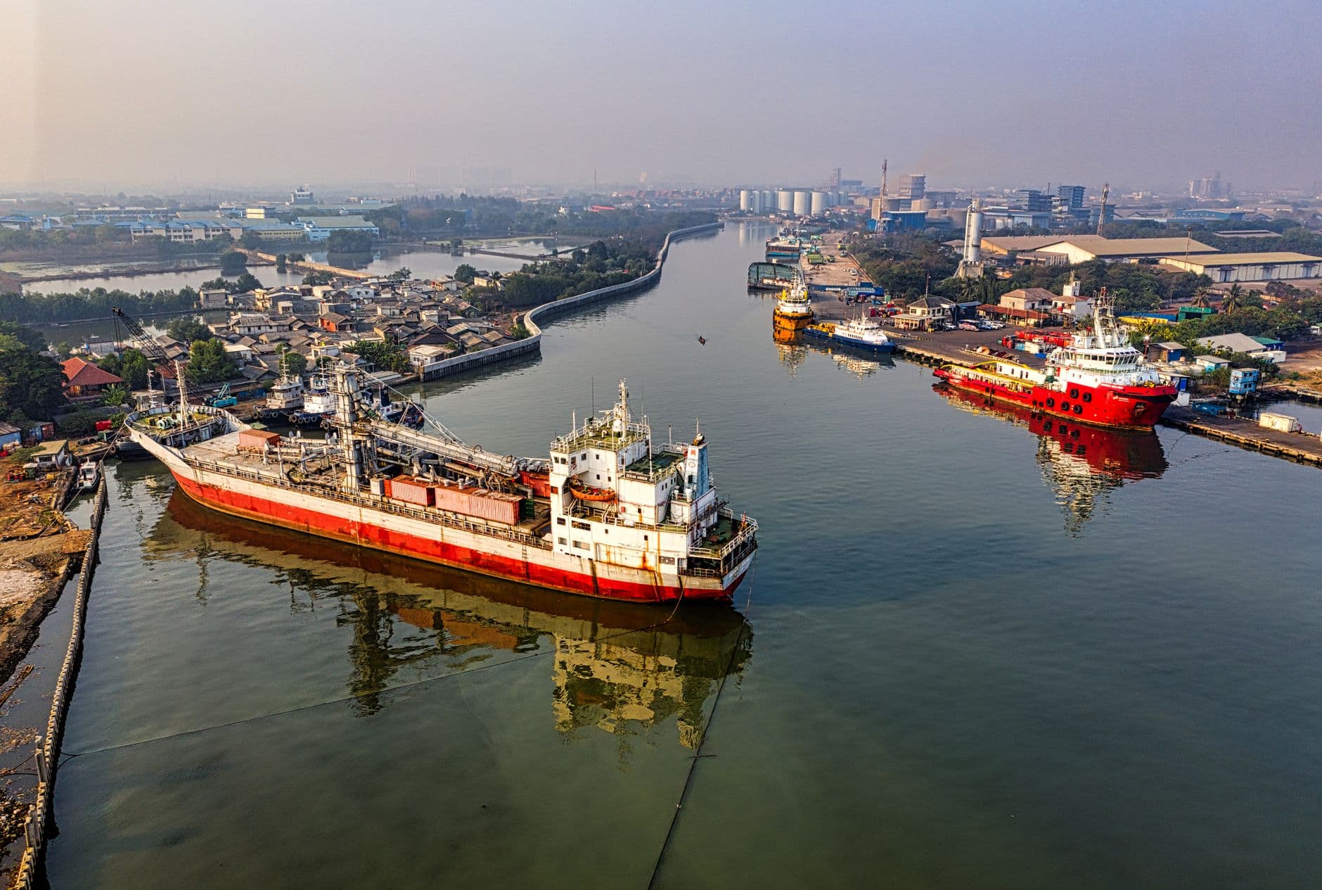 Pilot drone profesional sedang menyiapkan drone untuk operasi komersial.