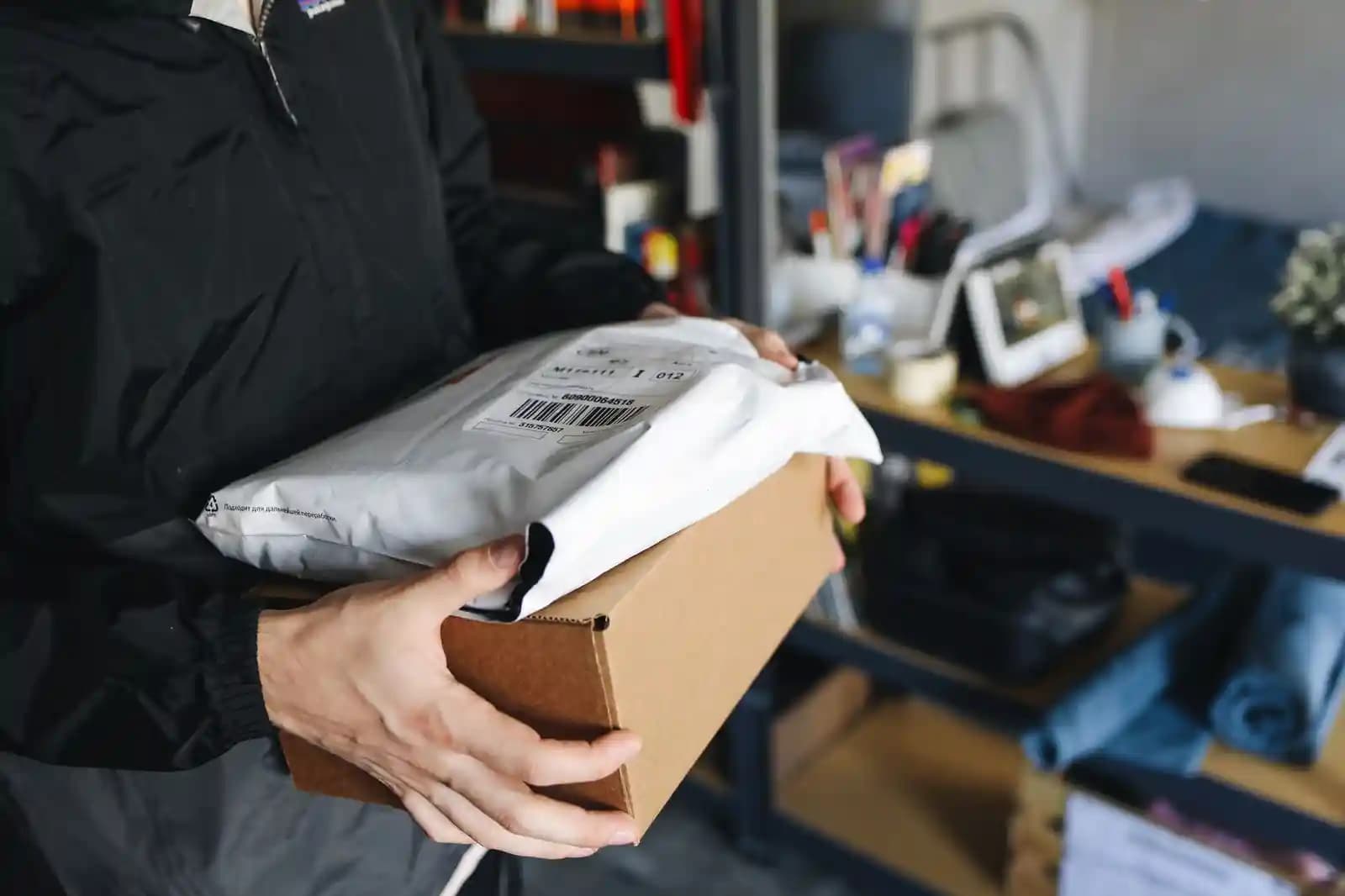 Petugas bea cukai memeriksa paket drone di gudang logistik