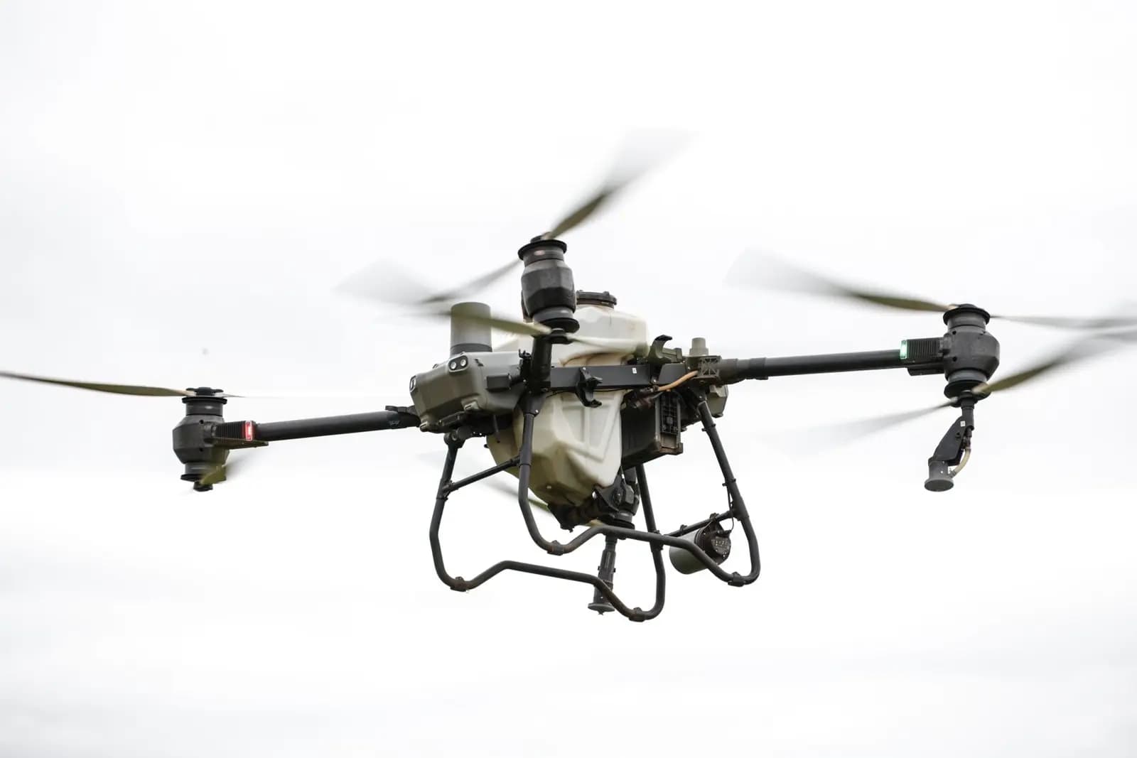 Drone pertanian dilengkapi sensor multispektral terbang di atas ladang jagung