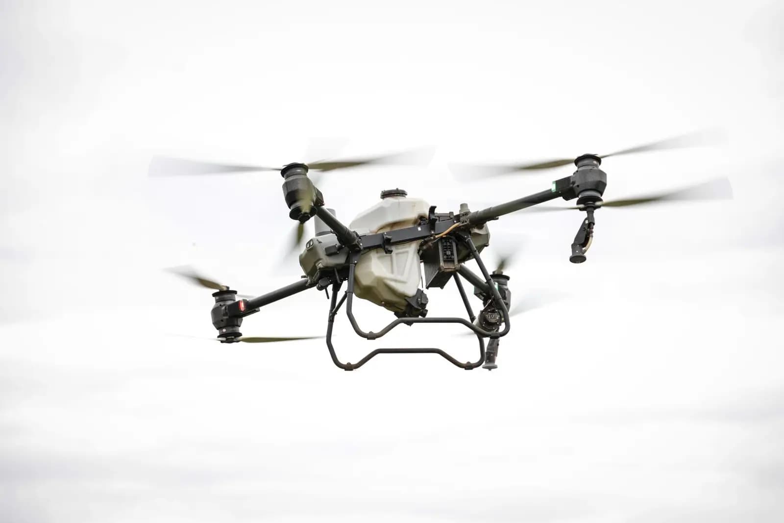 Seorang pilot drone sedang presentasi hasil laporan survei kepada klien di meja rapat