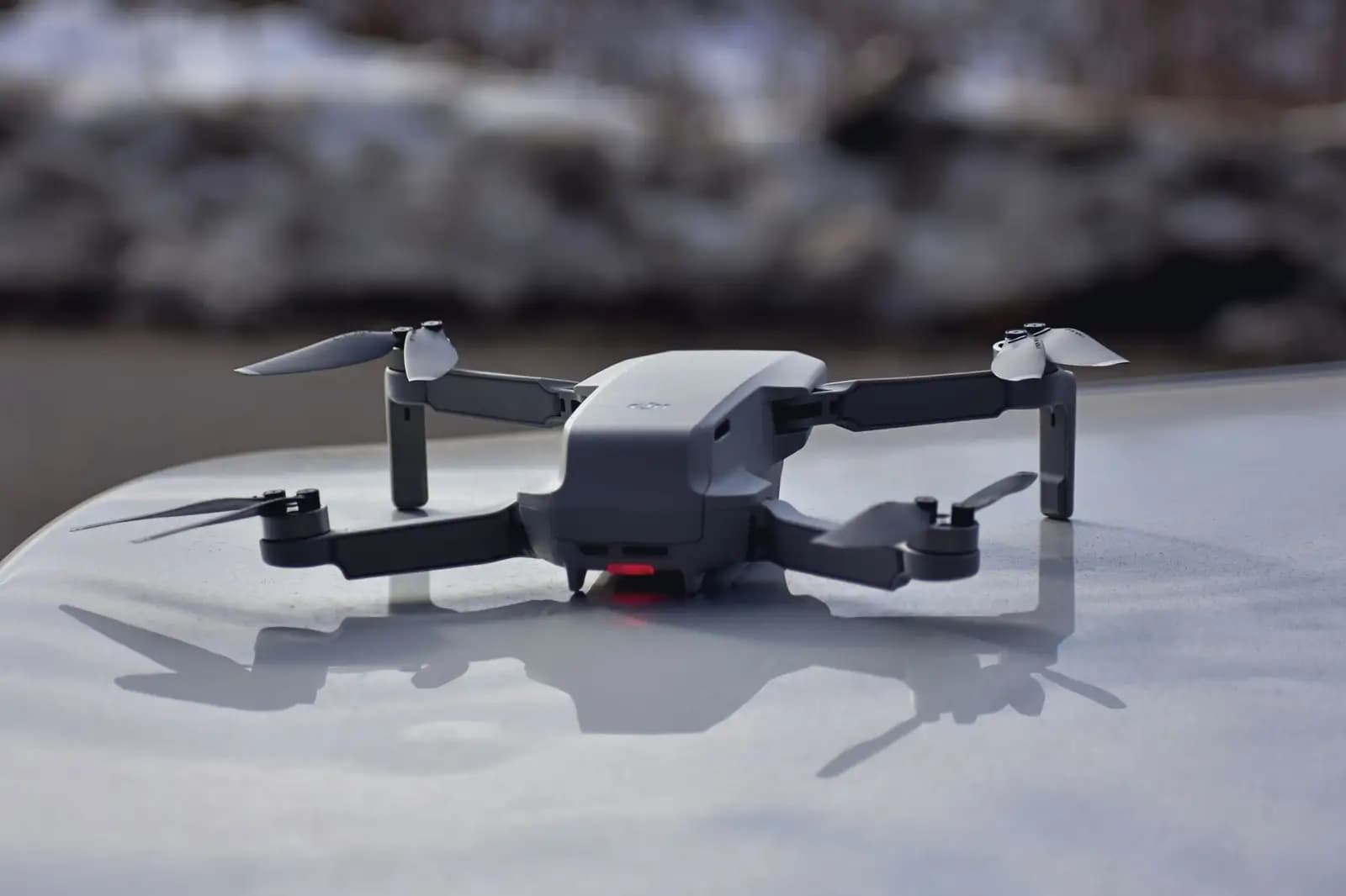 Drone enterprise lepas landas dari lapangan terbuka dengan langit biru cerah.