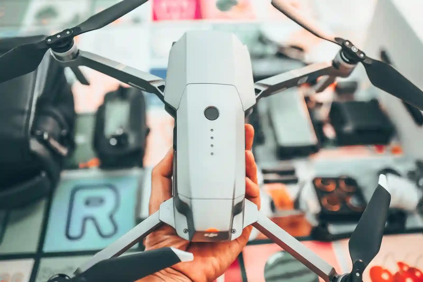 Drone dengan kamera terbang di atas kota saat matahari terbit