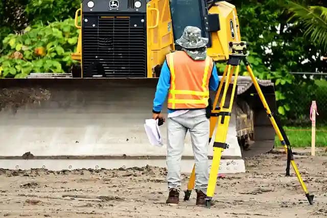 Drone enterprise terbang di atas area lahan, Total Station di lapangan
