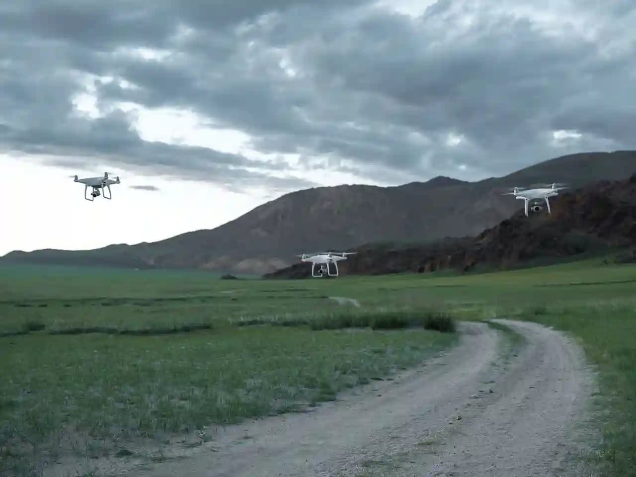 Drone membawa peralatan komunikasi terbang di atas area terdampak bencana