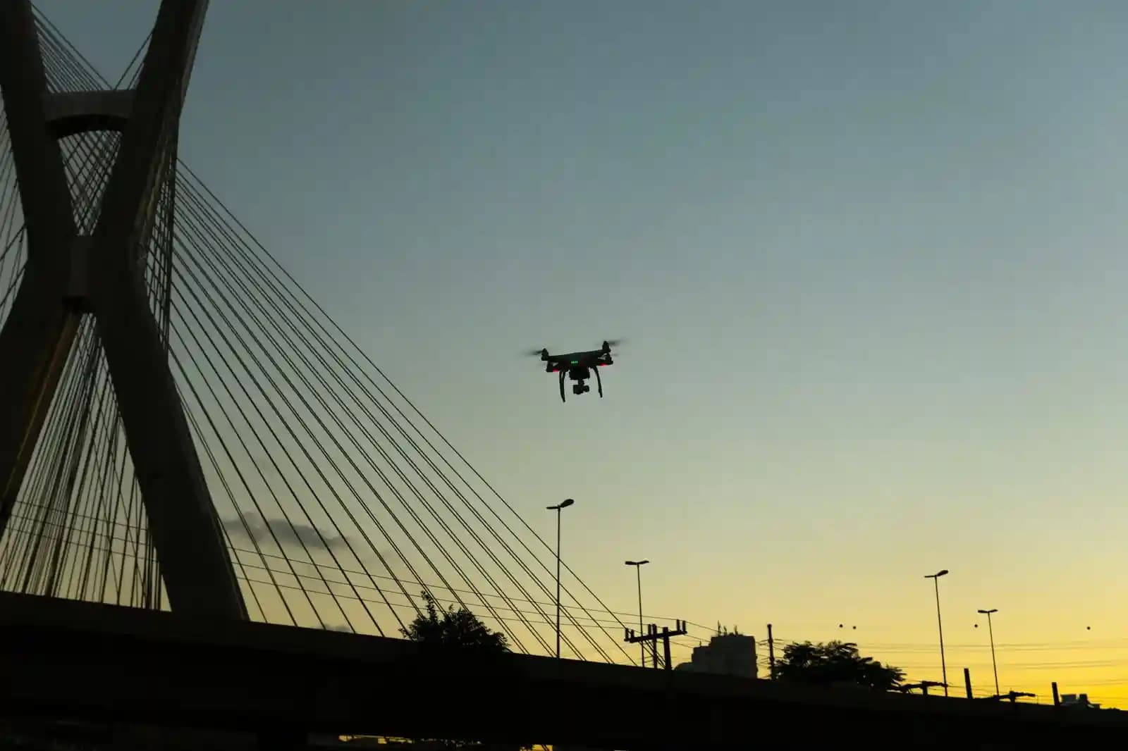 Drone terbang di atas jalan tol yang sedang dibangun pada senja hari