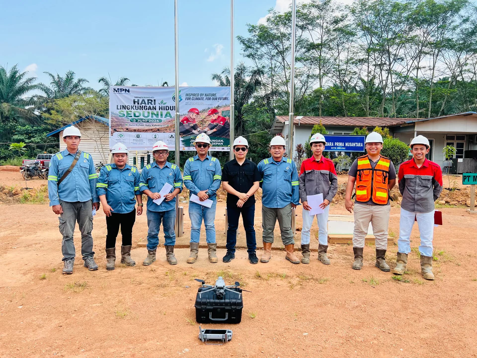 Peserta dan instruktur pelatihan pilot drone untuk pemetaan berfoto bersama di Site Meliau, Kabupaten Sanggau, Kalimantan Barat
