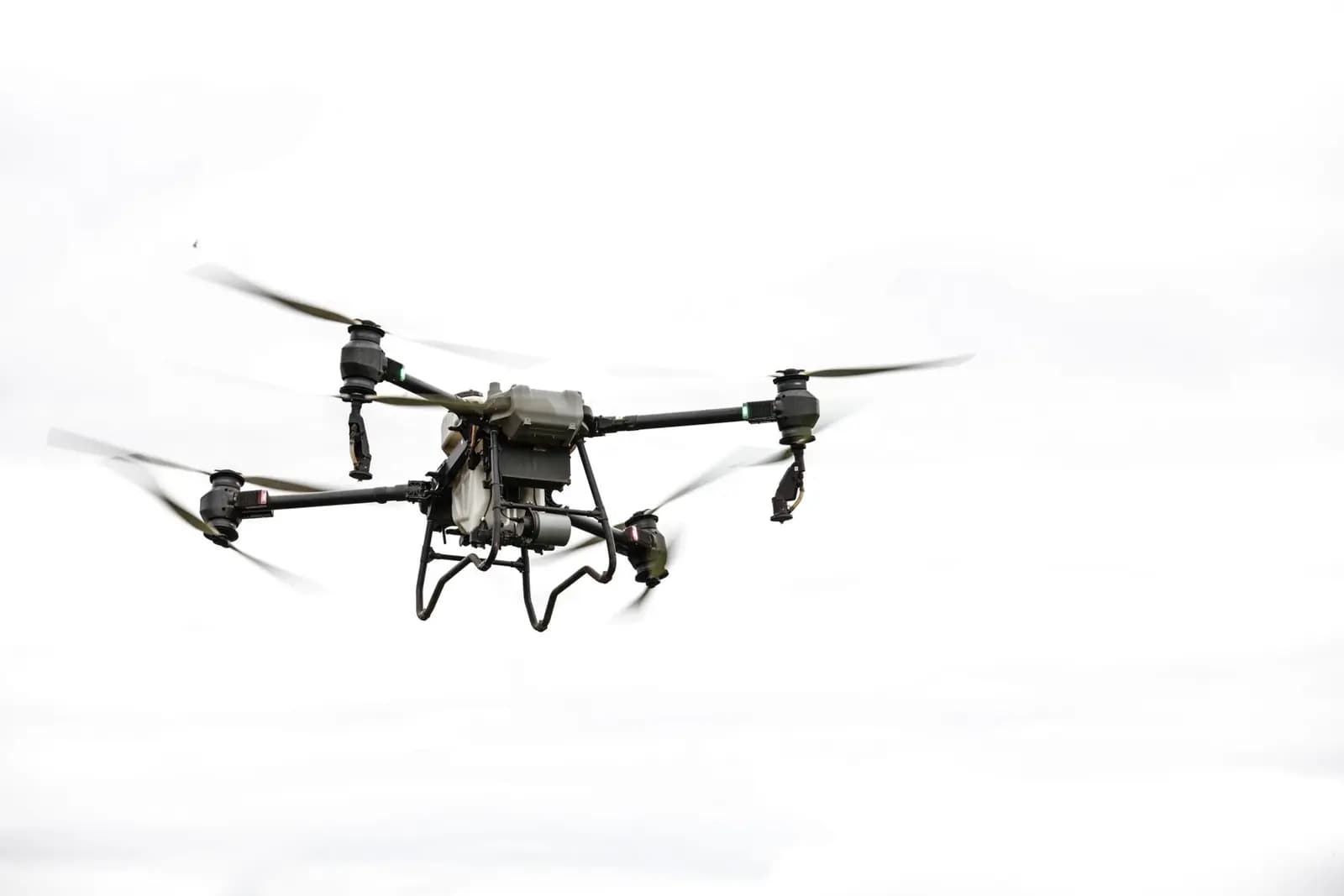 Drone industri terhubung kabel beroperasi untuk pemantauan berkelanjutan