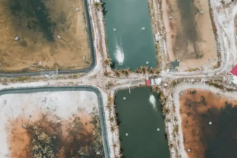 Pemandangan udara jaringan kanal di lahan gambut dengan sekat penahan air