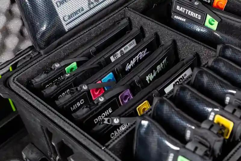 Seorang teknisi sedang memeriksa baterai LiPo drone besar dengan alat pengukur