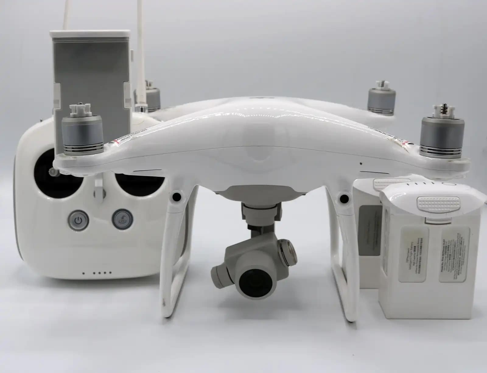 Drone industri dengan dua jenis baterai, LiPo dan Solid-State, bersanding
