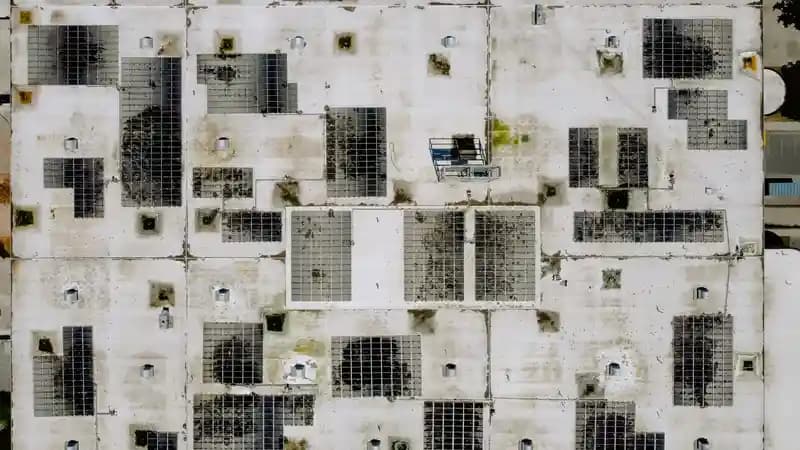Drone thermal sedang terbang di atas instalasi panel surya