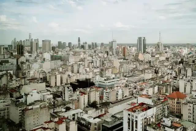 Kendaraan Urban Air Mobility (UAM) lepas landas dari vertiport di tengah kota