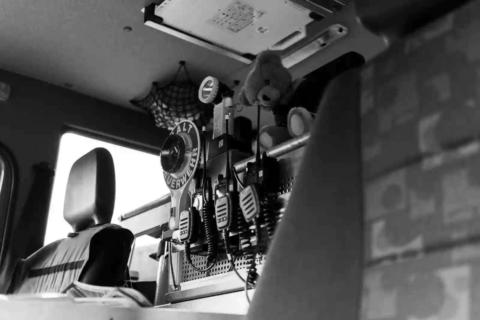 Petugas di posko lapangan berkoordinasi lewat radio saat helikopter beroperasi di kejauhan