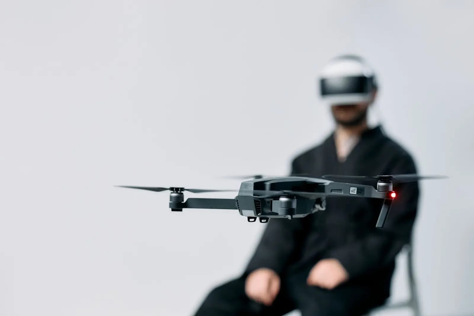 Seorang instruktur Remote Pilot Academy menjelaskan modul teori kepada karyawan perusahaan