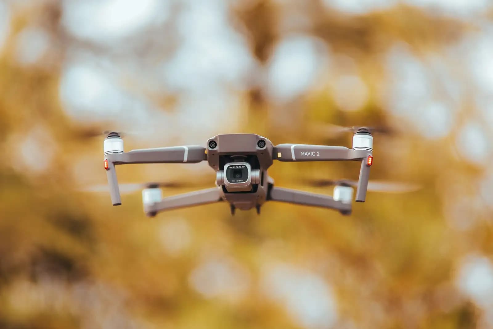 Drone industri terbang otomatis menghindari rintangan di lingkungan kompleks perkotaan.