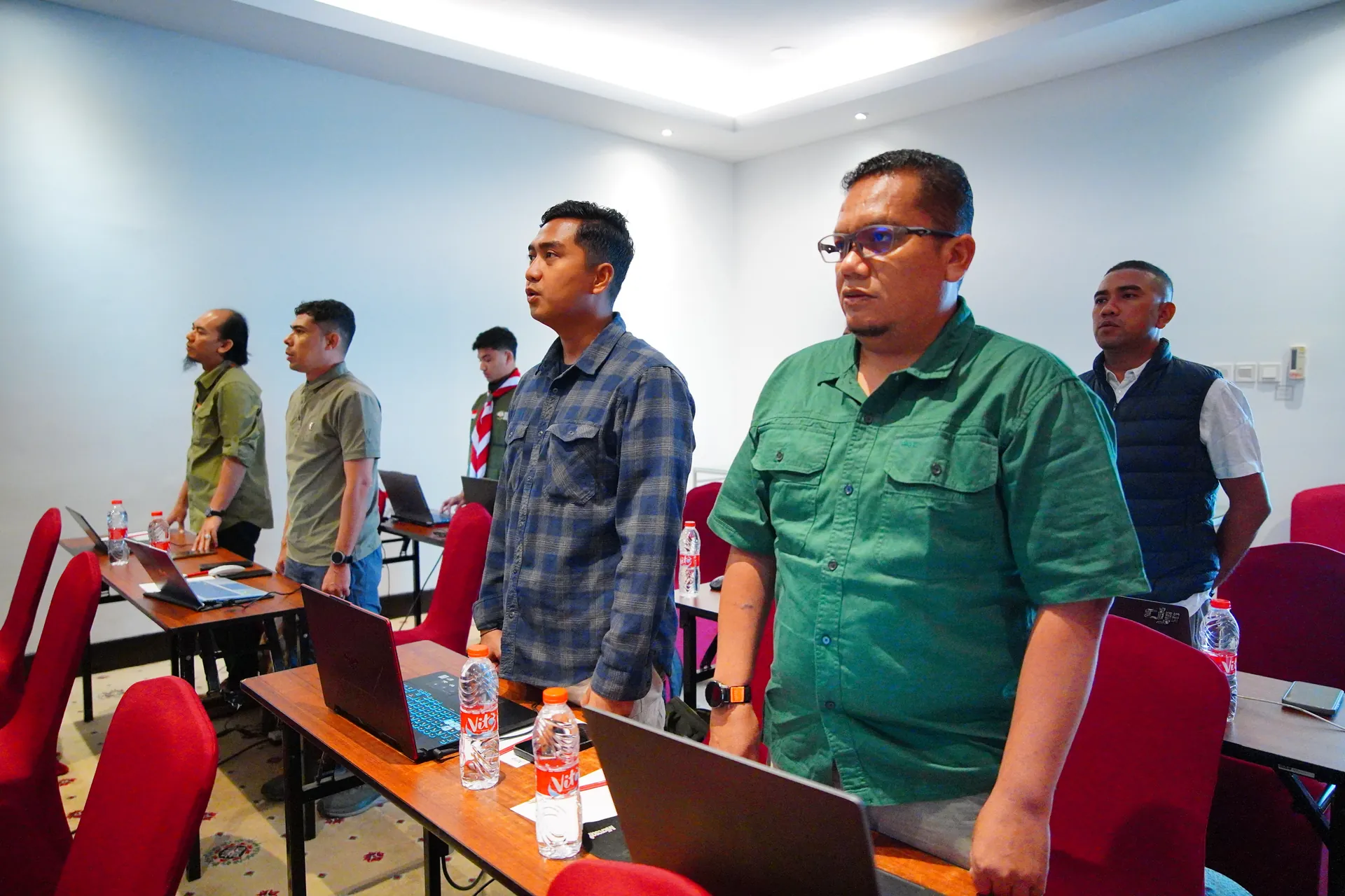 Peserta pelatihan berdiri khidmat mengikuti upacara pembukaan Pelatihan dan Sertifikasi Remote Pilot di Gading Serpong