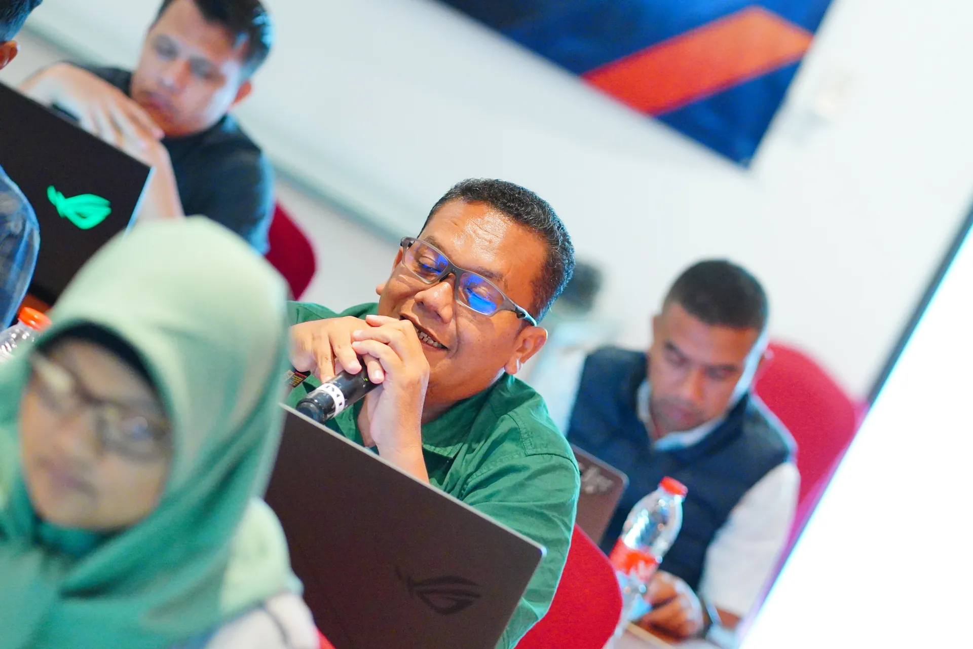 Peserta pelatihan mengajukan pertanyaan menggunakan mikrofon saat sesi diskusi hari pertama