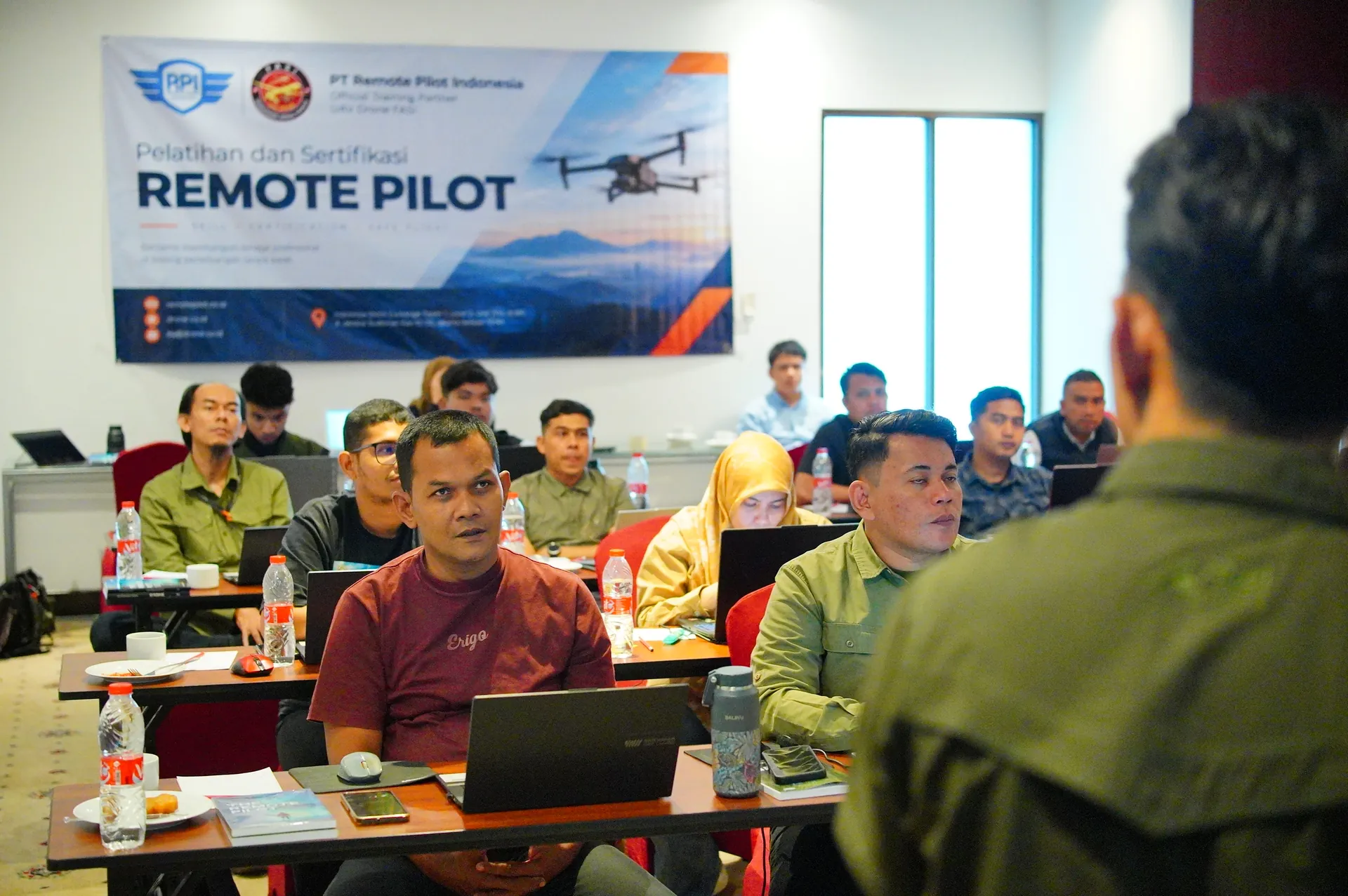 Suasana kelas Pelatihan dan Sertifikasi Remote Pilot dengan banner PT Remote Pilot Indonesia di Gading Serpong