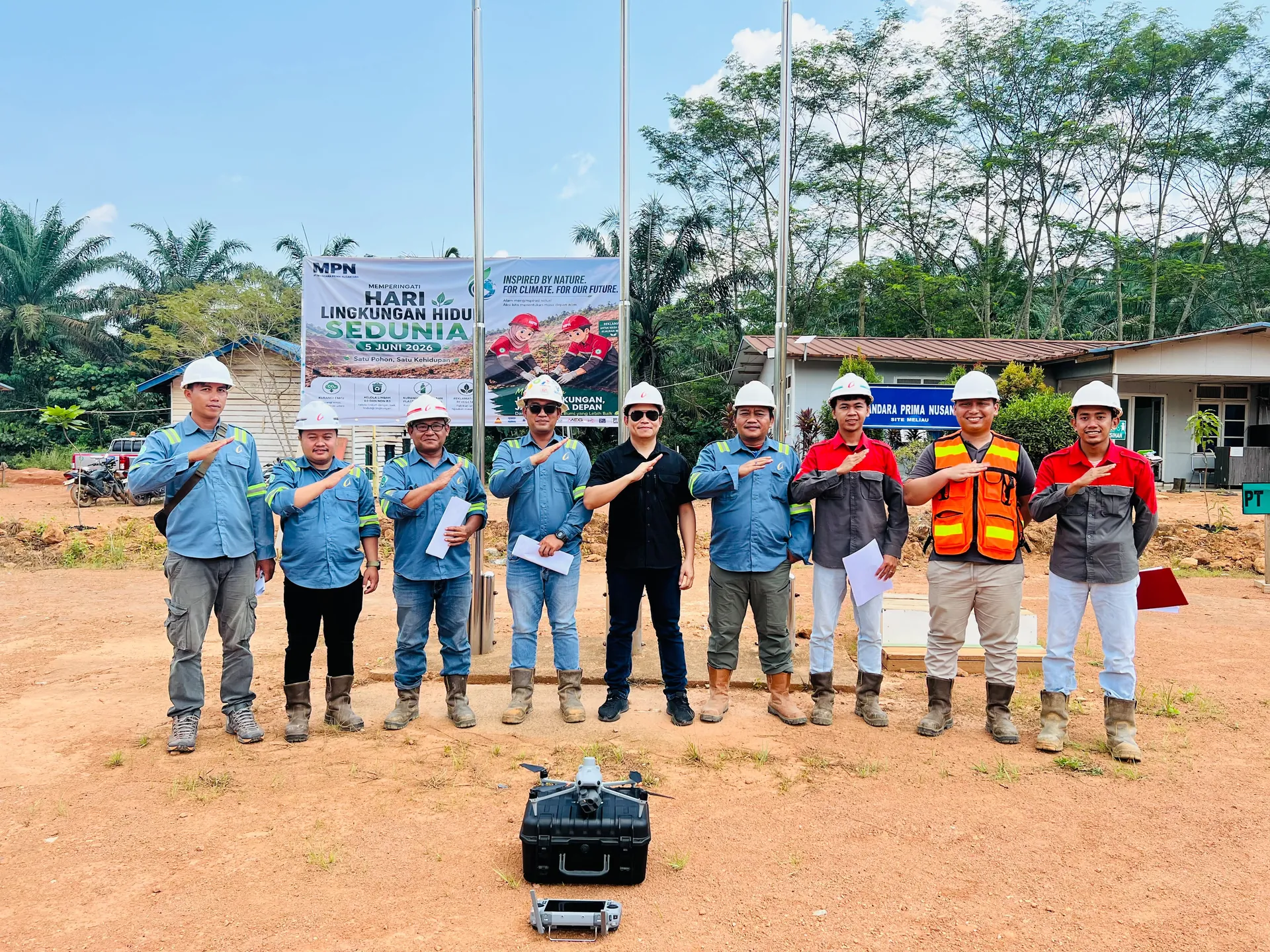 Peserta pelatihan pilot drone untuk pemetaan berfoto bersama di akhir kegiatan di Site Meliau, Sanggau