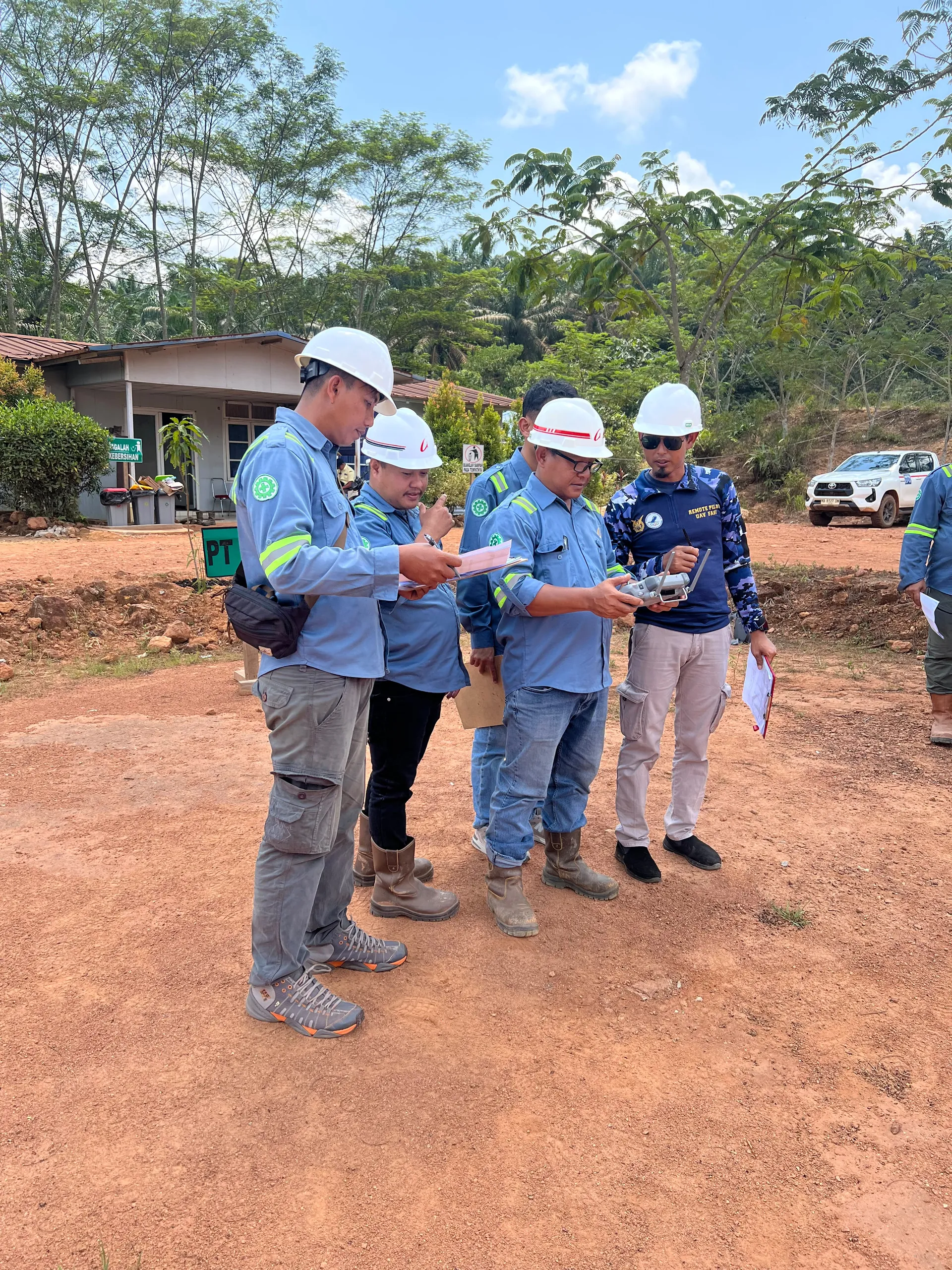 Instruktur Remote Pilot Academy mendampingi peserta memahami pengoperasian remote kendali drone