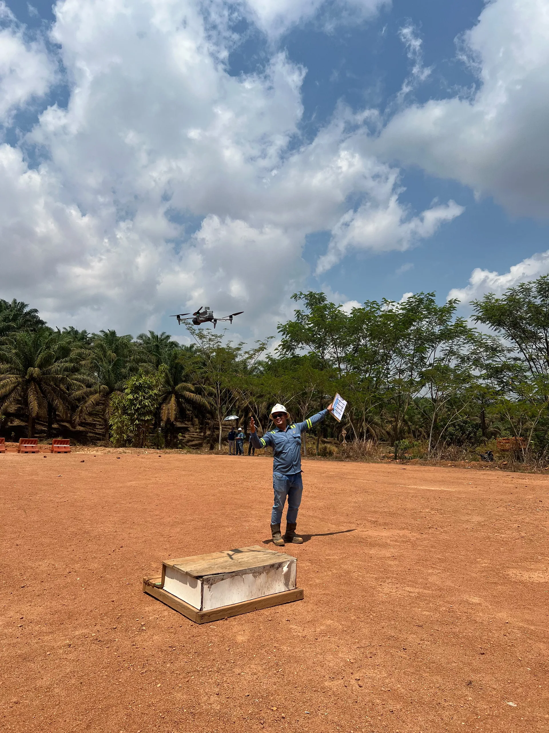 Peserta berlatih menerbangkan dan mendaratkan drone secara presisi saat praktik lapangan di Meliau