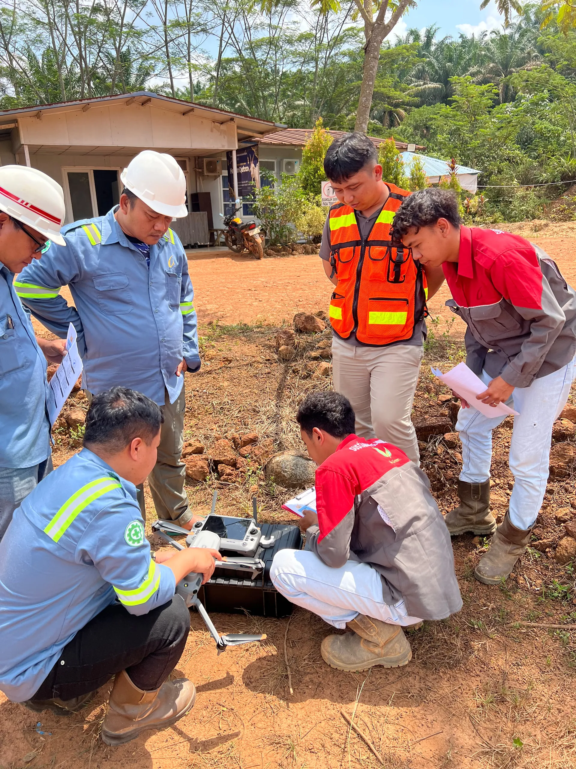 Peserta melakukan pemeriksaan pra-terbang drone bersama instruktur sebelum misi akuisisi data