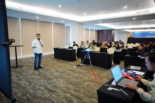 Instruktur menyampaikan materi aeronautical knowledge di depan kelas sertifikasi remote pilot